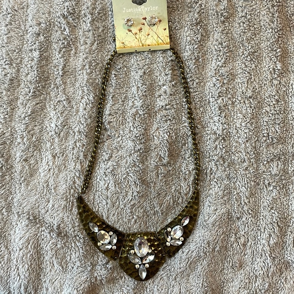 Necklace and stud set